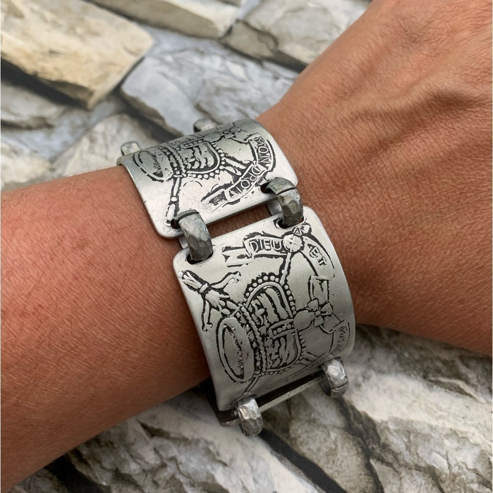 Vintage Royal Crest Crown British Monarch Coat of Arm Aluminum Souvenir Bracelet